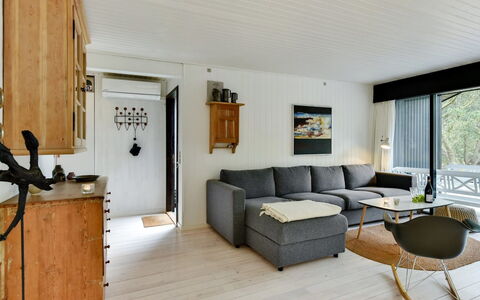 Judyta - 1Km from the Sea: Möbel, Interior Design, Flooring, Couch, Holz, Fussboden, Wohnzimmer, Decke, Zimmer, Tabelle