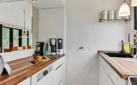 Judyta - 1Km from the Sea: Countertop, Küche, Interior Design, Flooring, Möbel, Küchengerät, Holz, Cabinetry, Armatur, Fussboden