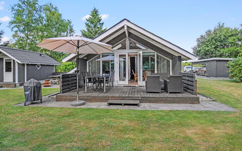 Snefrid - 12Km from the Sea: Decke, Flooring, Interior Design, Fussboden, Verbundwerkstoff, Möbel, Resort, Hotel, Design, Daylighting