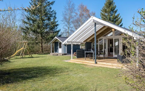 Snefrid - 12Km from the Sea: Decke, Flooring, Interior Design, Fussboden, Verbundwerkstoff, Möbel, Resort, Hotel, Design, Daylighting