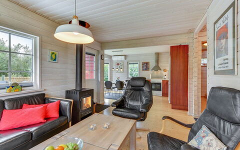 Liam - 800M to the Fjord: Holz, Decke, Möbel, Zuhause, Wohnzimmer, Fussboden, Zimmer, Couch, Hütte, Tür