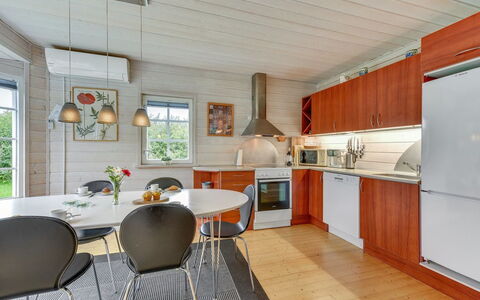 Liam - 800M to the Fjord: Flooring, Interior Design, Küche, Holz, Möbel, Decke, Fussboden, Countertop, Küche & Esszimmer Tisch, Stuhl