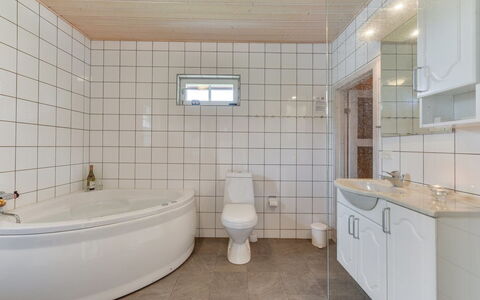 Liam - 800M to the Fjord: Flooring, Armatur, Badezimmer, Fussboden, Interior Design, Decke, Installation, Zapfhahn, Zimmer, Bad Sink
