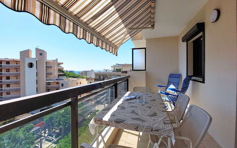 Le Lavandou 200: Wohnung, Balkon, Möbel, Stuhl, Schatten, Eigentumswohnung, Gartenmöbel, Tisch Im Freien, Küche & Esszimmer Tisch, Holzbeize