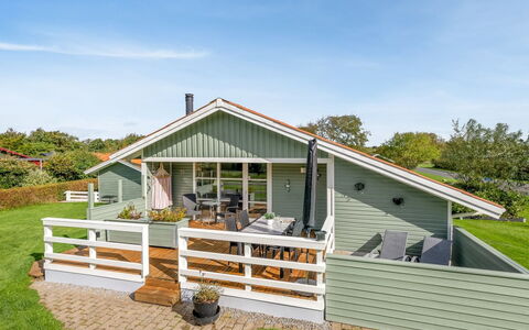 Fritzie - 600M to the Fjord: Hütte, Veranda, Abstellgleis, Garten, Gartenbauten, Bauernhaus, Zaun, Outdoor Struktur, Hinterhof, Deck