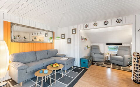 Fritzie - 600M to the Fjord: Holz, Interior Design, Möbel, Flooring, Decke, Fussboden, Zuhause, Zimmer, Couch, Wohnzimmer