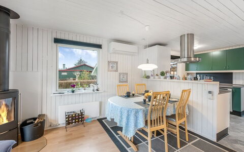 Fritzie - 600M to the Fjord: Holz, Zuhause, Haus, Decke, Interior Design, Möbel, Flooring, Küche, Hütte, Countertop