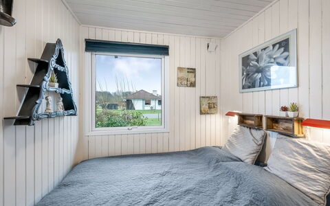 Fritzie - 600M to the Fjord: Holz, Schlafzimmer, Bettdecke, Bedding, Bett, Hartholz, Planke, Holzbeize, Bettrahmen, Linens