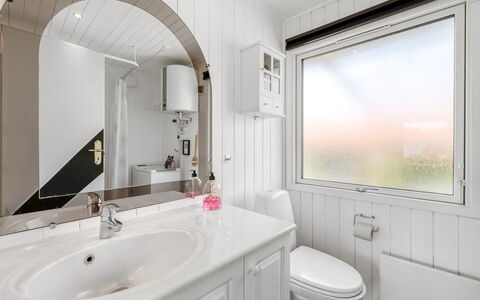 Fritzie - 600M to the Fjord: Armatur, Badezimmer, Interior Design, Decke, Flooring, Zapfhahn, Fussboden, Sinken, Installation, Bad Sink