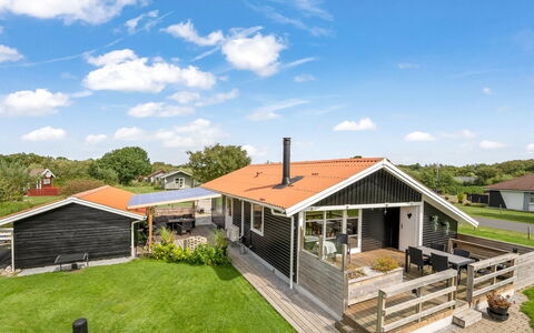 Fritzie - 600M to the Fjord: Haus, Dach, Zuhause, Hütte, Strauch, Ground, Estate, Bauernhaus, Abstellgleis, Gartenbauten
