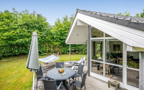 Valentin - 400M to the Fjord: Wohnung, Schatten, Balkon, Stuhl, Zaun, Gartenmöbel, Aluminium, Kunstrasen