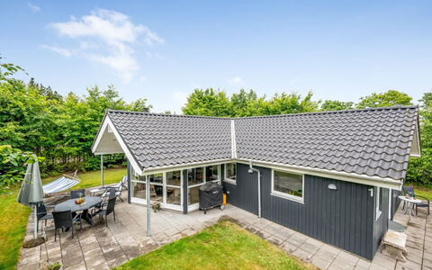Valentin - 400M to the Fjord: Wohnung, Schatten, Balkon, Stuhl, Zaun, Gartenmöbel, Aluminium, Kunstrasen