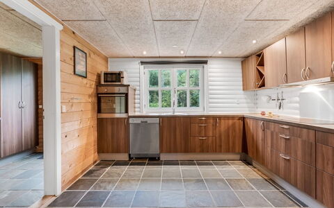 Yvonna - 350M to the Fjord: Holz, Flooring, Decke, Fussboden, Hartholz, Holzbeize, Countertop, Küche, Holzboden, Cabinetry