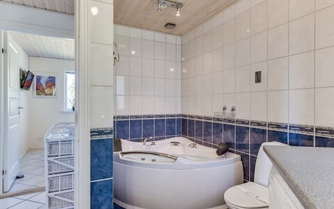 Tydkil - 300M to the Fjord: Flooring, Armatur, Fussboden, Interior Design, Badezimmer, Decke, Badewanne, Installation, Fliese, Zapfhahn