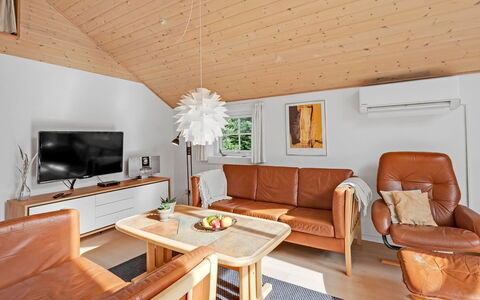 Herminia - 350M to the Fjord: Möbel, Interior Design, Holz, Flooring, Couch, Decke, Zimmer, Wohnzimmer, Fussboden, Beleuchtung