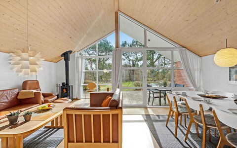 Herminia - 350M to the Fjord: Möbel, Interior Design, Holz, Decke, Flooring, Stuhl, Light Fixture, Fussboden, Küche & Esszimmer Tisch, Wohnzimmer