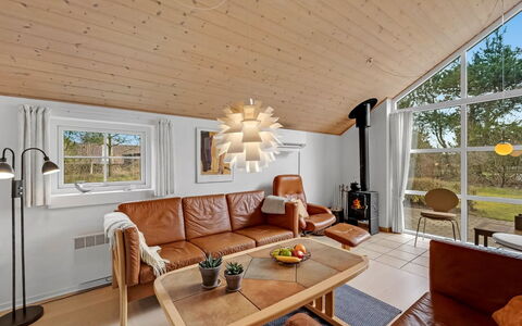Herminia - 350M to the Fjord: Möbel, Interior Design, Light Fixture, Flooring, Holz, Decke, Couch, Wohnzimmer, Fussboden, Beleuchtung