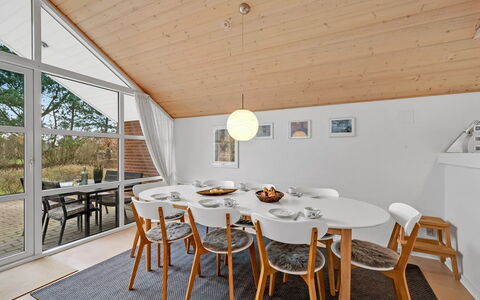 Herminia - 350M to the Fjord: Möbel, Holz, Flooring, Interior Design, Küche & Esszimmer Tisch, Decke, Esszimmer, Fussboden, Stuhl, Tabelle