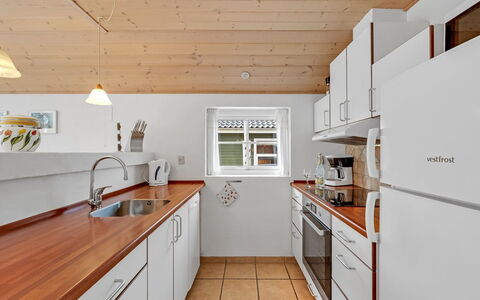 Herminia - 350M to the Fjord: Küche, Flooring, Countertop, Interior Design, Holz, Decke, Fussboden, Möbel, Cabinetry, Küchengerät