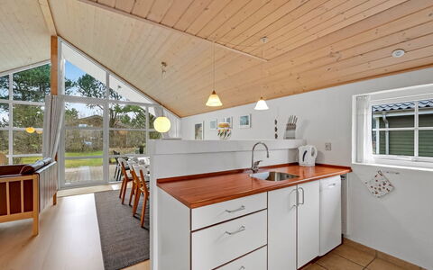 Herminia - 350M to the Fjord: Flooring, Interior Design, Holz, Decke, Fussboden, Möbel, Küche, Countertop, Zuhause, Cabinetry