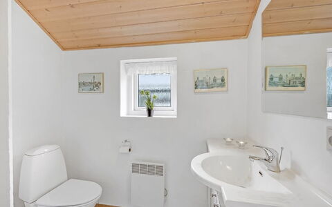 Herminia - 350M to the Fjord: Armatur, Holz, Flooring, Fussboden, Interior Design, Decke, Bad Sink, Sinken, Badezimmer, Installation