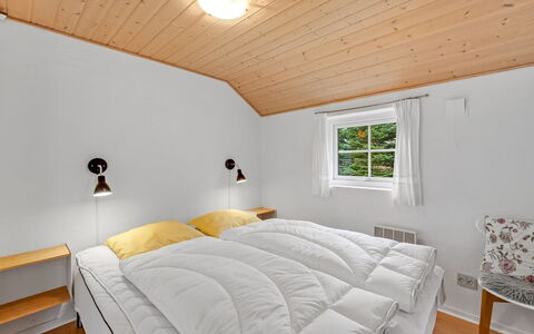 Herminia - 350M to the Fjord: Holz, Decke, Interior Design, Schlafzimmer, Bett, Zuhause, Fussboden, Zimmer, Bettrahmen, Bedding