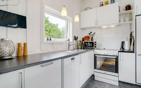Matthis - 500M to the Fjord: Küche, Küchengerät, Countertop, Major Appliance, Interior Design, Flooring, Haushaltsgerät, Cabinetry, Spüle, Fussboden