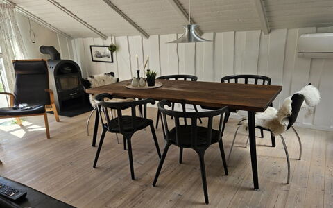 Matthis - 500M to the Fjord: Möbel, Flooring, Fussboden, Holz, Interior Design, Stuhl, Tabelle, Holzboden, Küche & Esszimmer Tisch, Esszimmer