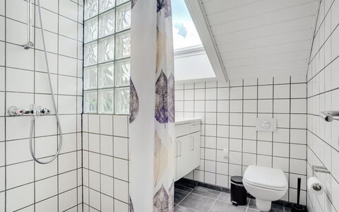 Matthis - 500M to the Fjord: Armatur, Badezimmer, Flooring, Fussboden, Interior Design, Installation, Fliese, Verbundwerkstoff, Wohnung, Glas