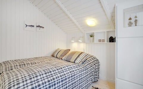 Matthis - 500M to the Fjord: Holz, Schlafzimmer, Interior Design, Decke, Flooring, Bett, Fussboden, Bedding, Bettdecke, Zimmer