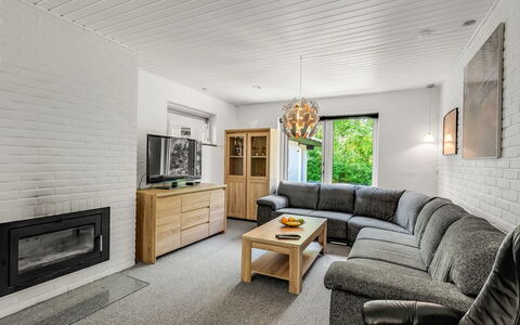 Aarni - 250M to the Fjord: Möbel, Interior Design, Flooring, Holz, Couch, Decke, Fussboden, Wohnzimmer, Zimmer, Zuhause