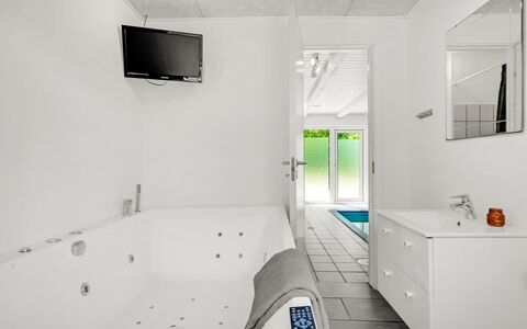 Aarni - 250M to the Fjord: Flooring, Fussboden, Interior Design, Armatur, Decke, Badewanne, Installation, Zimmer, Badezimmer, Zapfhahn