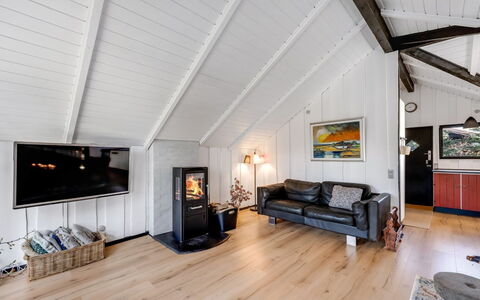 Raita - 350M to the Fjord: Möbel, Holz, Interior Design, Flooring, Fussboden, Stuhl, Zimmer, Decke, Wohnzimmer, Wohnung