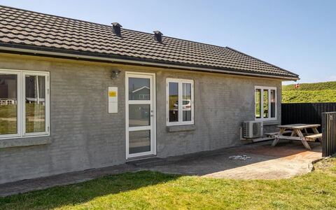 Ludwik - 150M from the Sea: Die Architektur, Dach, Zuhause, Verbundwerkstoff, Daylighting, Abstellgleis, Auffahrt