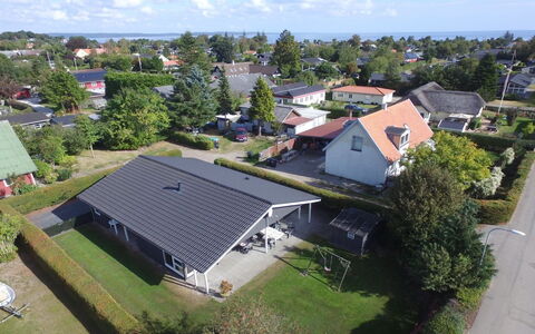 Tord - 350M from the Sea: Wohngebiet, Dach, Vorort, Auffahrt, Estate, Kamin