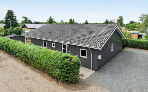 Tord - 350M from the Sea: Wohngebiet, Dach, Vorort, Auffahrt, Estate, Kamin