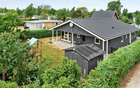 Tord - 350M from the Sea: Wohngebiet, Dach, Vorort, Auffahrt, Estate, Kamin