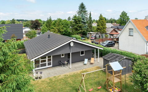 Tord - 350M from the Sea: Wohngebiet, Dach, Vorort, Auffahrt, Estate, Kamin