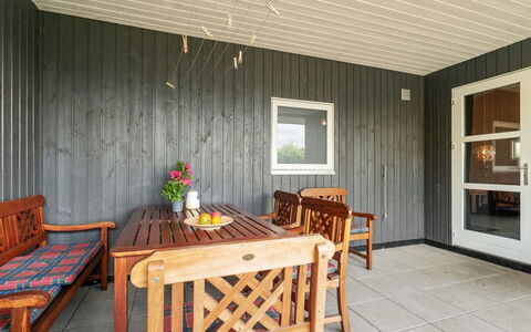 Tord - 350M from the Sea: Wohngebiet, Dach, Vorort, Auffahrt, Estate, Kamin