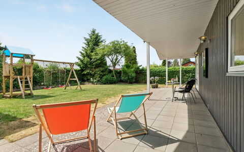 Tord - 350M from the Sea: Wohngebiet, Dach, Vorort, Auffahrt, Estate, Kamin