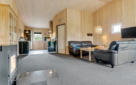 Tord - 350M from the Sea: Wohngebiet, Dach, Vorort, Auffahrt, Estate, Kamin
