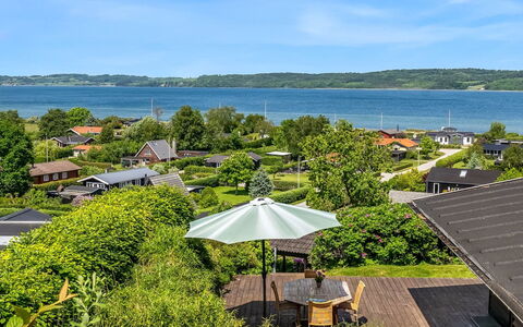 Stjerne - 300M from the Sea: Grün, Haus, Dach, Landschaft, Wohngebiet, Grundstueck, Zuhause, Hütte, Estate