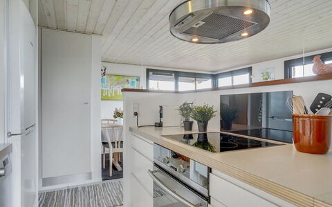 Stjerne - 300M from the Sea: Küche, Countertop, Interior Design, Flooring, Küchengerät, Möbel, Cabinetry, Fussboden, Light Fixture, Holz