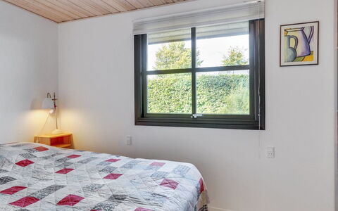Stjerne - 300M from the Sea: Bett, Interior Design, Schlafzimmer, Holz, Bettdecke, Decke, Möbel, Bedding, Zimmer, Linens
