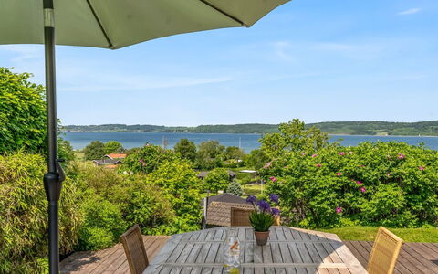 Stjerne - 300M from the Sea: Strauch, Möbel, Gartenmöbel, Schatten, Stuhl, Tisch Im Freien, Eco Hotel, Regenschirm, Garten