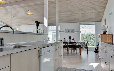 Hilmer - from the Sea: Küche, Countertop, Flooring, Interior Design, Möbel, Holz, Decke, Fussboden, Cabinetry, Light Fixture