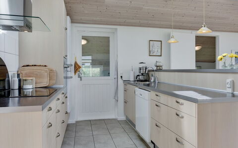 Hilmer - from the Sea: Countertop, Küche, Interior Design, Flooring, Cabinetry, Möbel, Decke, Holz, Sinken, Fussboden