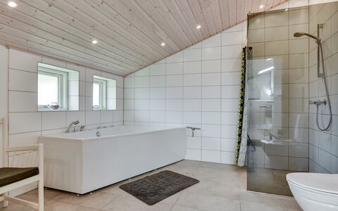Hilmer - from the Sea: Flooring, Holz, Fussboden, Decke, Interior Design, Armatur, Zuhause, Badezimmer, Installation, Light Fixture