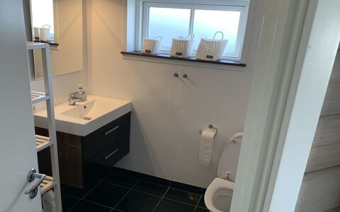 Orsa - 80M from the Sea: Armatur, Badezimmer, Flooring, Bad Sink, Fussboden, Interior Design, Badezimmerschrank, Sinken, Toilette, Installation