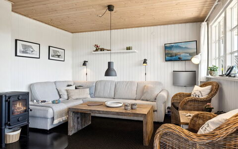 Ekatarina - 125M from the Sea: Möbel, Interior Design, Holz, Couch, Flooring, Decke, Wohnzimmer, Fussboden, Zimmer, Zuhause